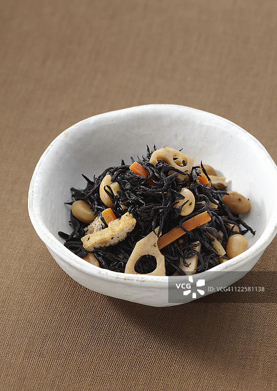 用酱油炖的羊栖菜图片素材