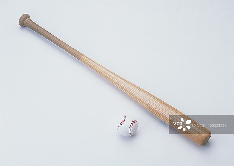 木制球棒和硬球图片素材