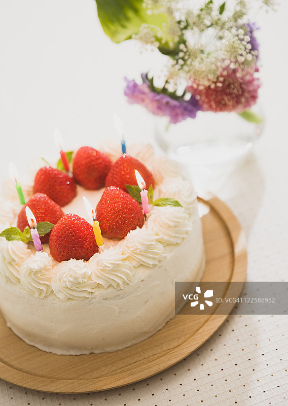 海绵蛋糕上的草莓图片素材