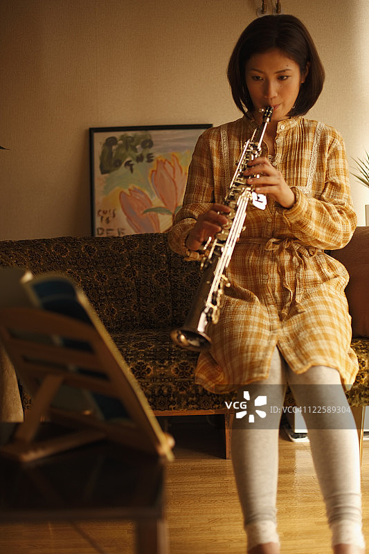 女子演奏萨克斯图片素材