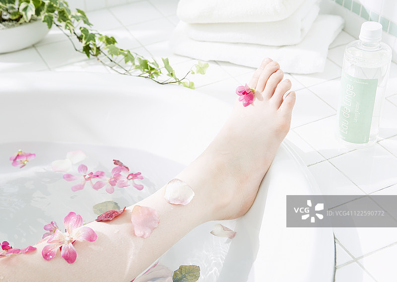 享受芬芳沐浴的女人图片素材