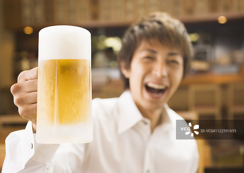 手拿啤酒杯的男人图片素材