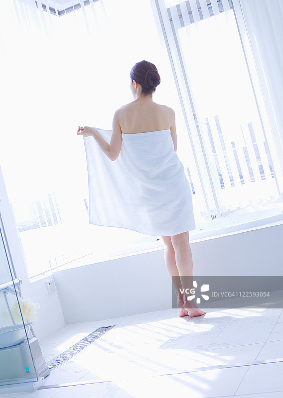 刚出浴的女人图片素材