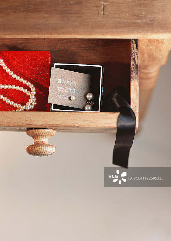 抽屉里的生日礼物图片素材