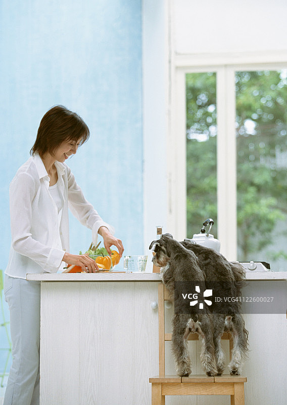在厨房里与狗一起烹饪图片素材
