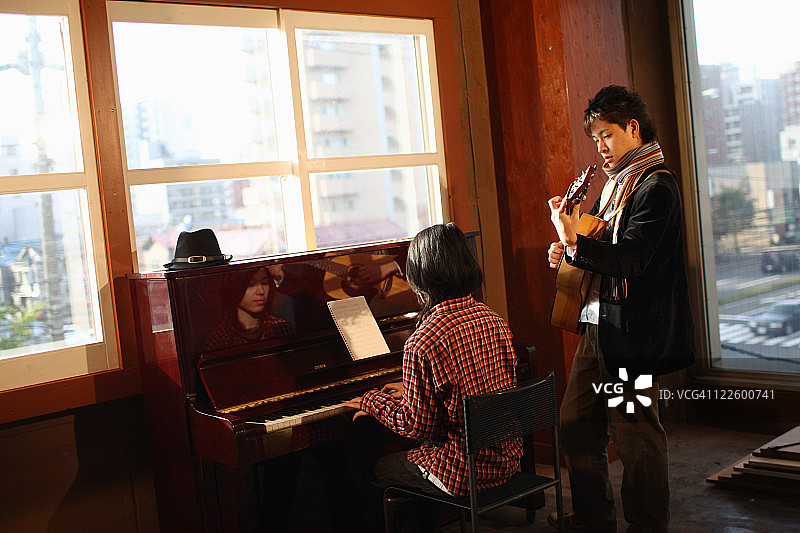 年轻人演奏乐器图片素材