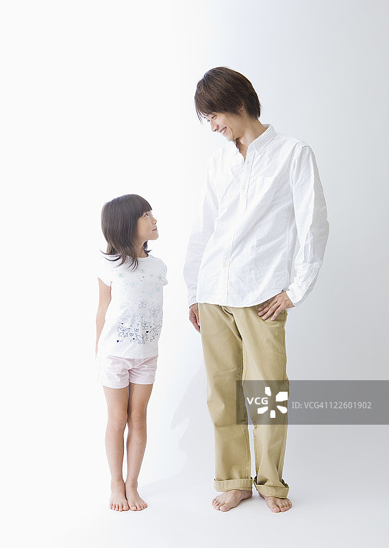 父女在交谈图片素材