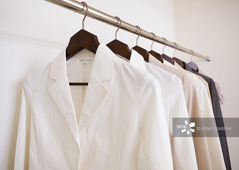 挂在衣架上的衣服图片素材