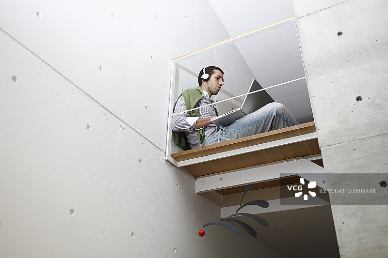 用笔记本电脑的男人图片素材