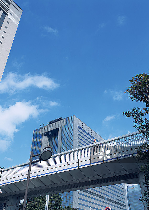高层建筑和空中走廊图片素材
