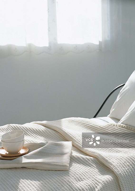 床单上的咖啡欧蕾碗图片素材