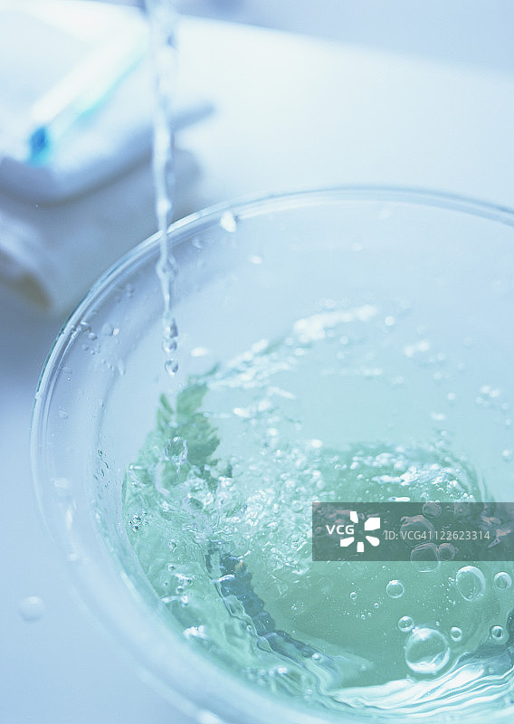 流动的水和玻璃洗碗盆图片素材
