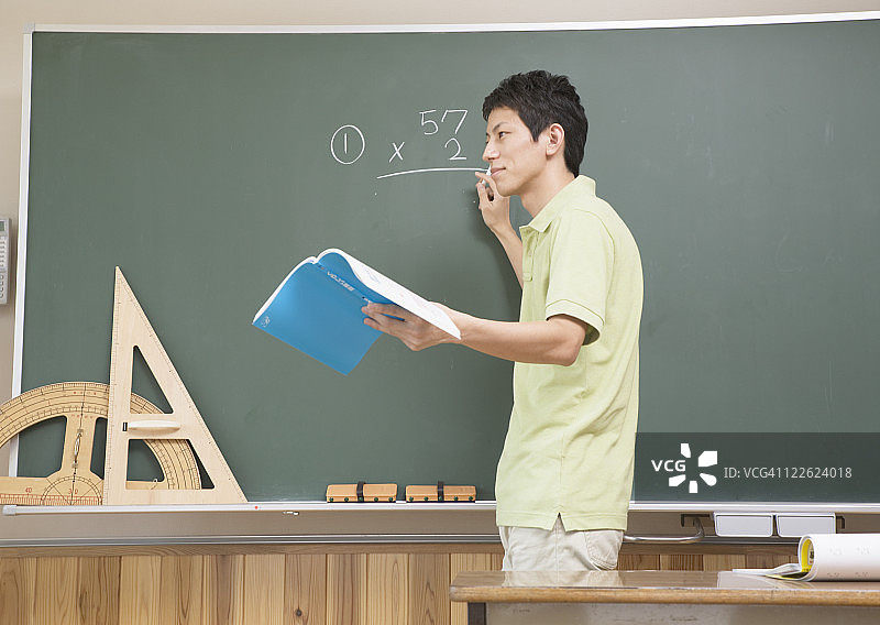老师讲授数学课图片素材