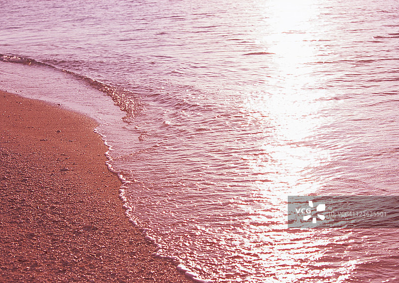 日落前拍打海岸的波浪图片素材