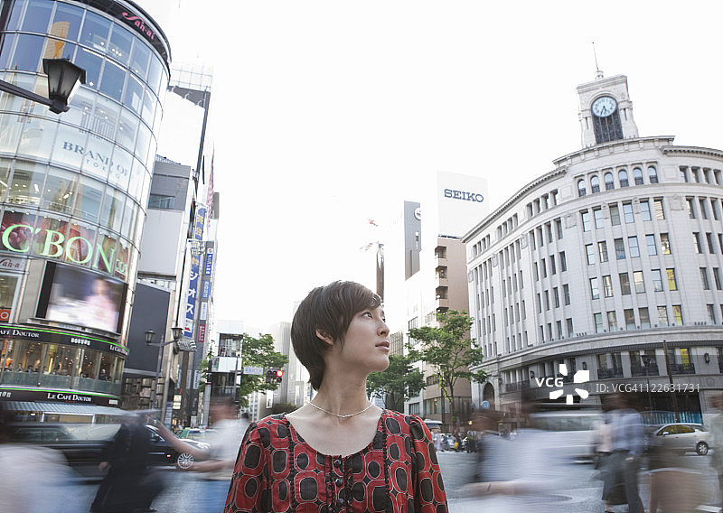 街上的年轻女人图片素材