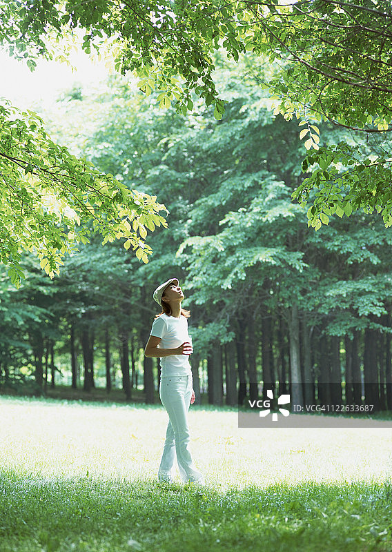 在自然公园里的女人图片素材