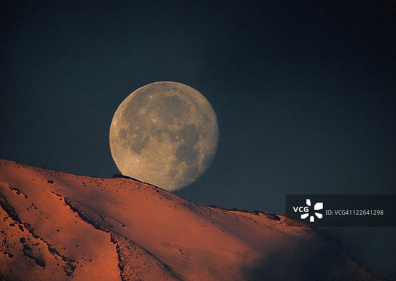 富士山顶与月亮图片素材