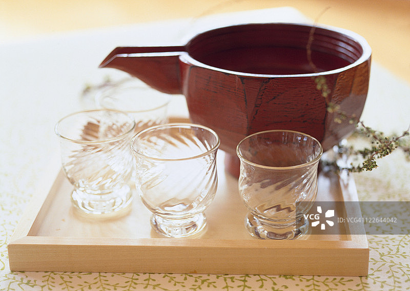带唇碗和玻璃杯图片素材