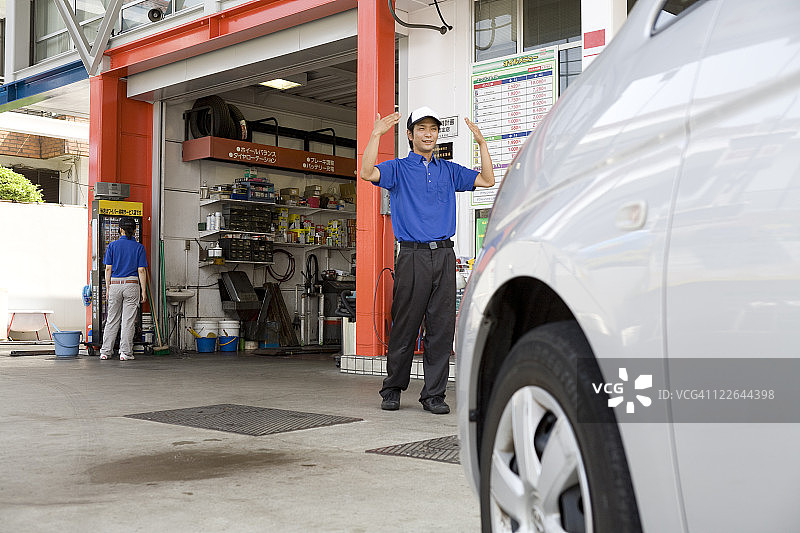 加油站员工引导车辆图片素材