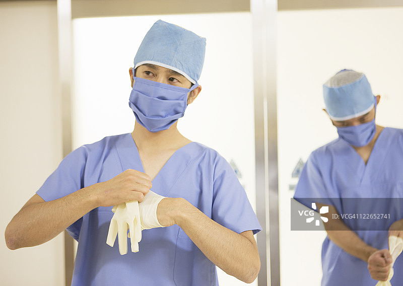 外科医生脱手套图片素材