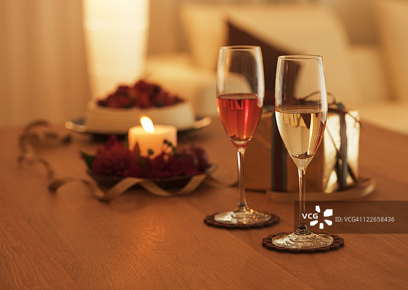 香槟酒杯和蜡烛图片素材