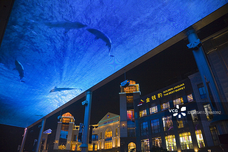 北京世贸天阶的大型LCD屏幕图片素材