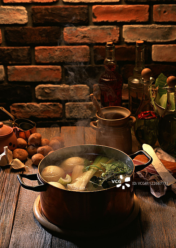 法式牛肉蔬菜清汤图片素材