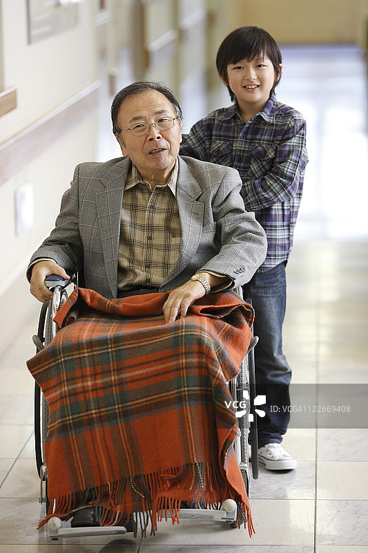 坐在轮椅上的爷爷和孙子图片素材
