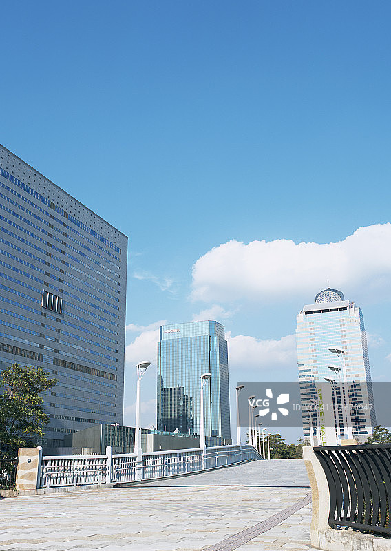 高楼和空中走廊图片素材
