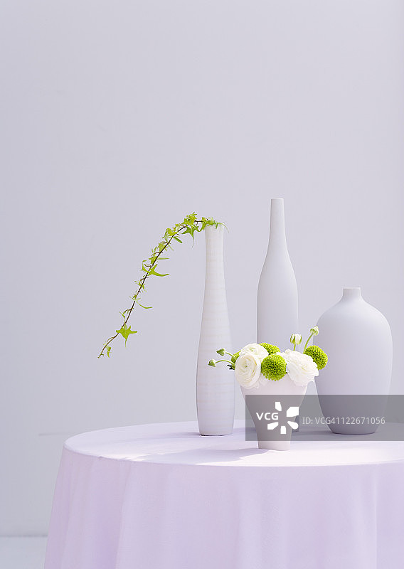 中式花瓶中的插花图片素材