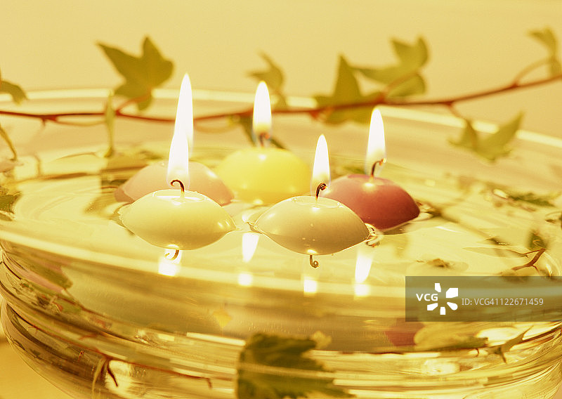 点燃的漂浮蜡烛图片素材