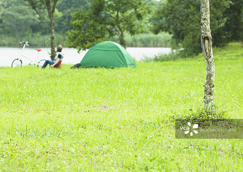草地上的帐篷图片素材