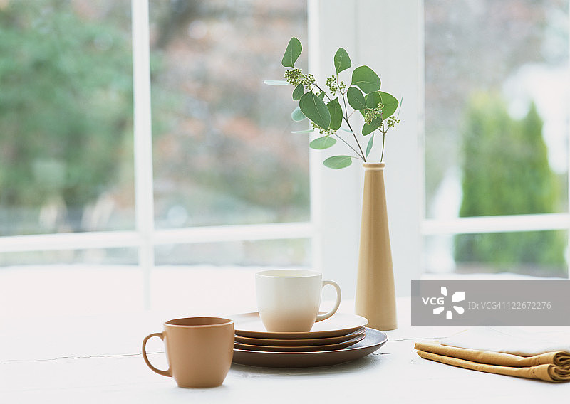 窗边餐桌图片素材