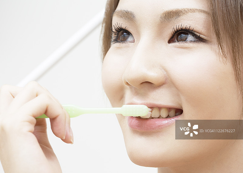 年轻女子刷牙图片素材