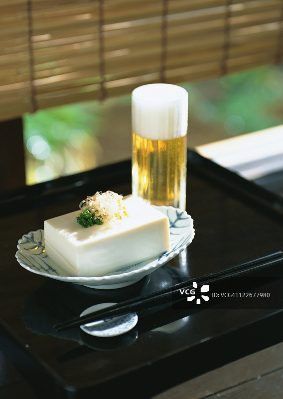 冰镇啤酒与豆腐图片素材