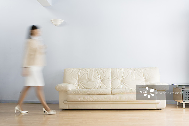 女人穿过客厅图片素材