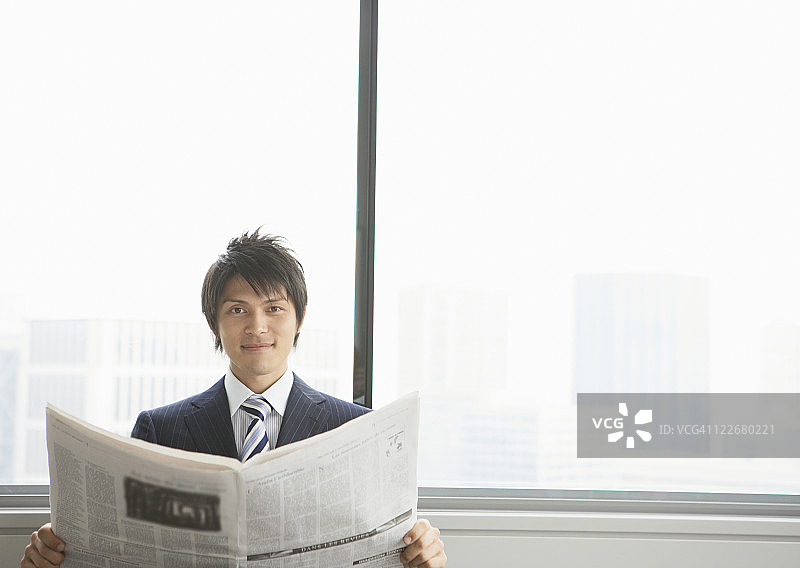 男商人正在读报纸图片素材