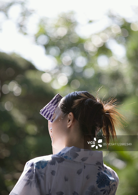 穿浴衣的手持毛巾的女人图片素材