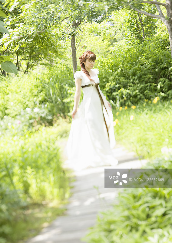 新娘穿过森林图片素材
