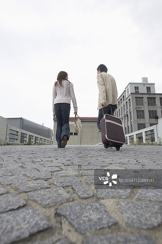 年轻夫妇在路上散步图片素材