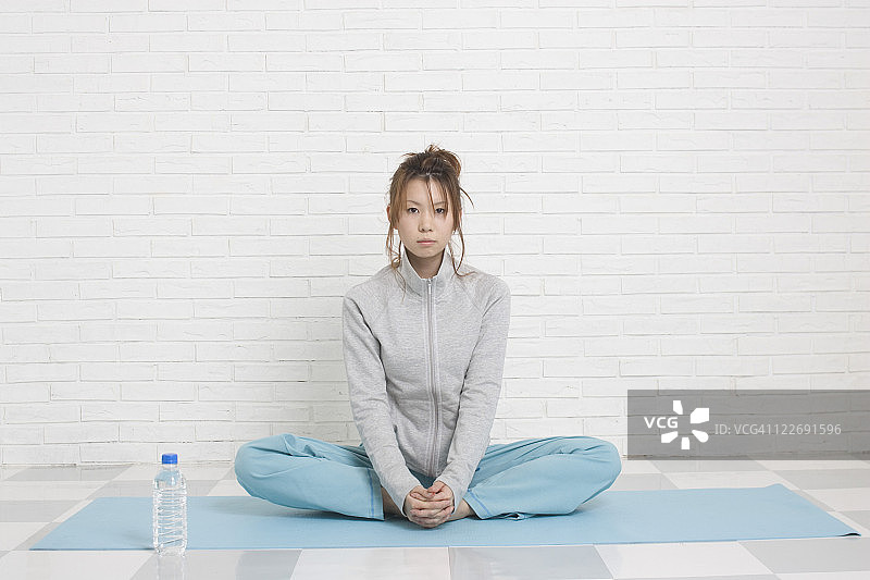 年轻女子拉伸图片素材