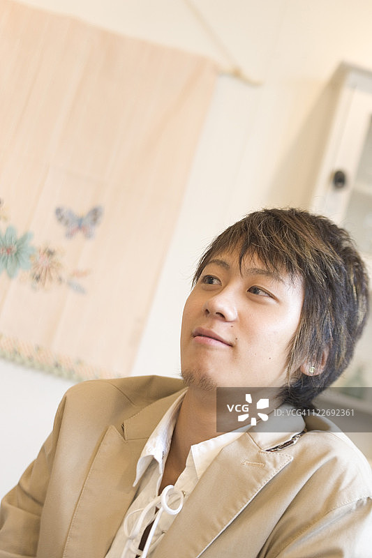 面无表情的年轻男人图片素材