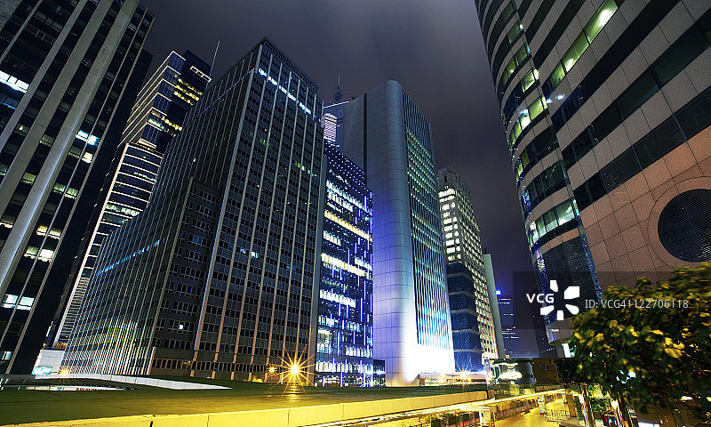 干诺道沿线的灯光璀璨的摩天大楼图片素材