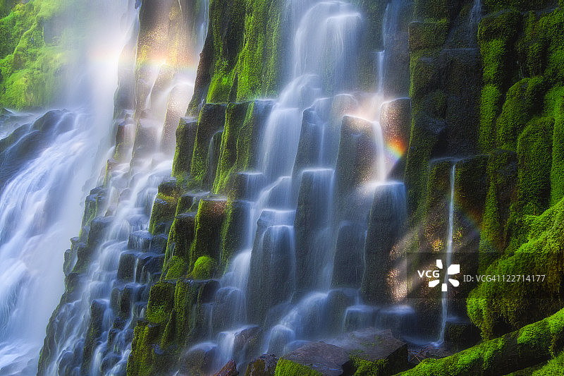 瀑布彩虹图片素材