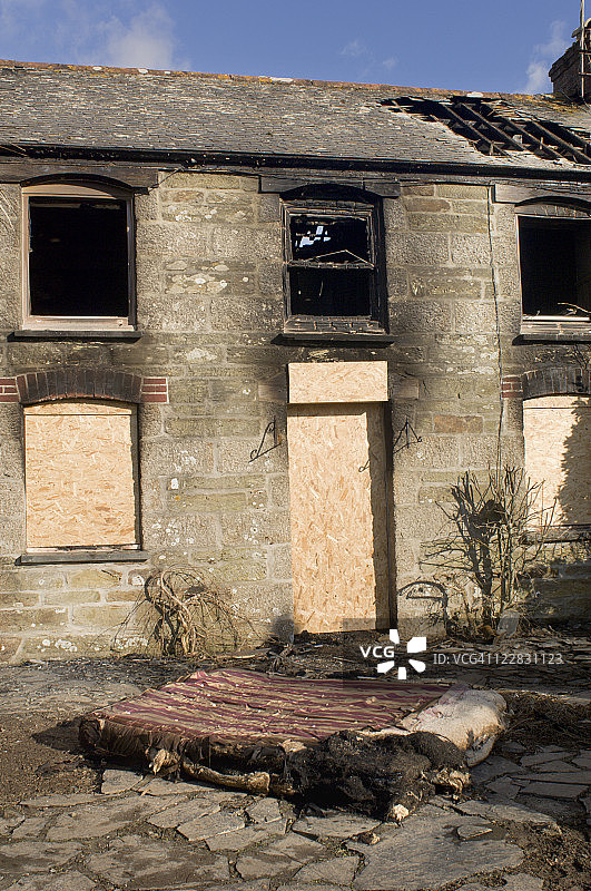 被火烧毁的小屋图片素材