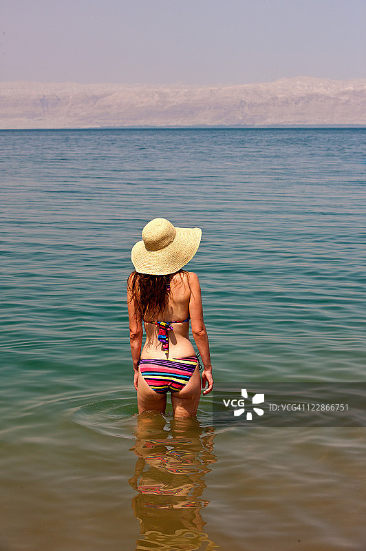 在约旦死海边的女孩图片素材