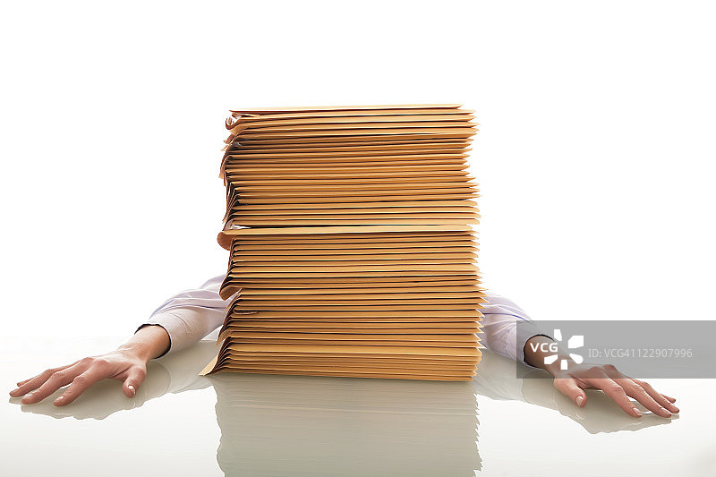 女商人躲在成堆的信封后面图片素材