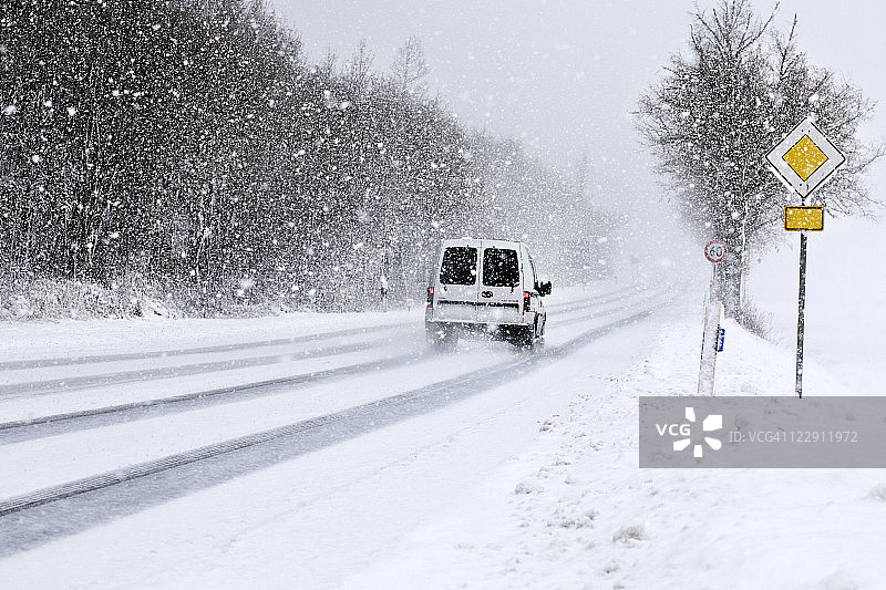 路况恶劣，冰雪天气图片素材