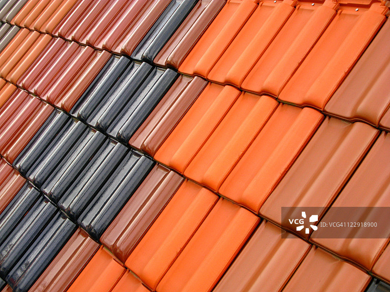 对称的粘土屋瓦对比图片素材