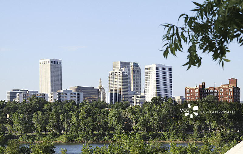 俄克拉荷马州塔尔萨市中心阿肯色河天际线图片素材
